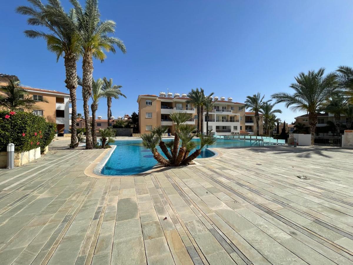 Iris Village Grand Apartment Paphos Exterior foto